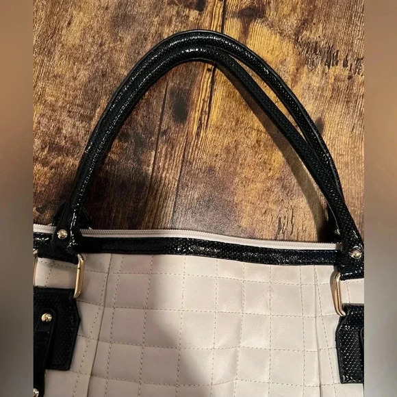 BCBGMAXAZRIA | ladies large quilted tote bag - Picture 4 of 16